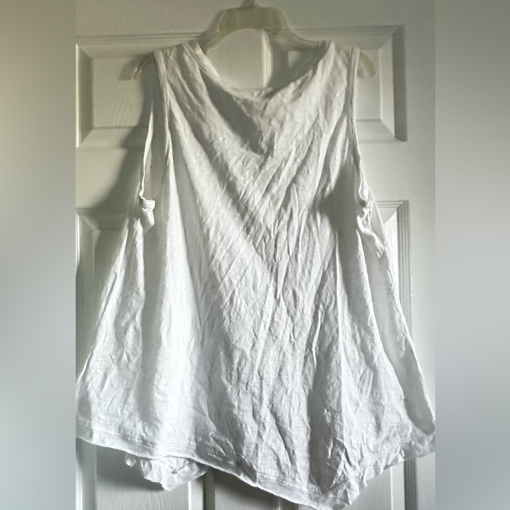 Gloria Vanderbilt CL asymmetrical hem white tank